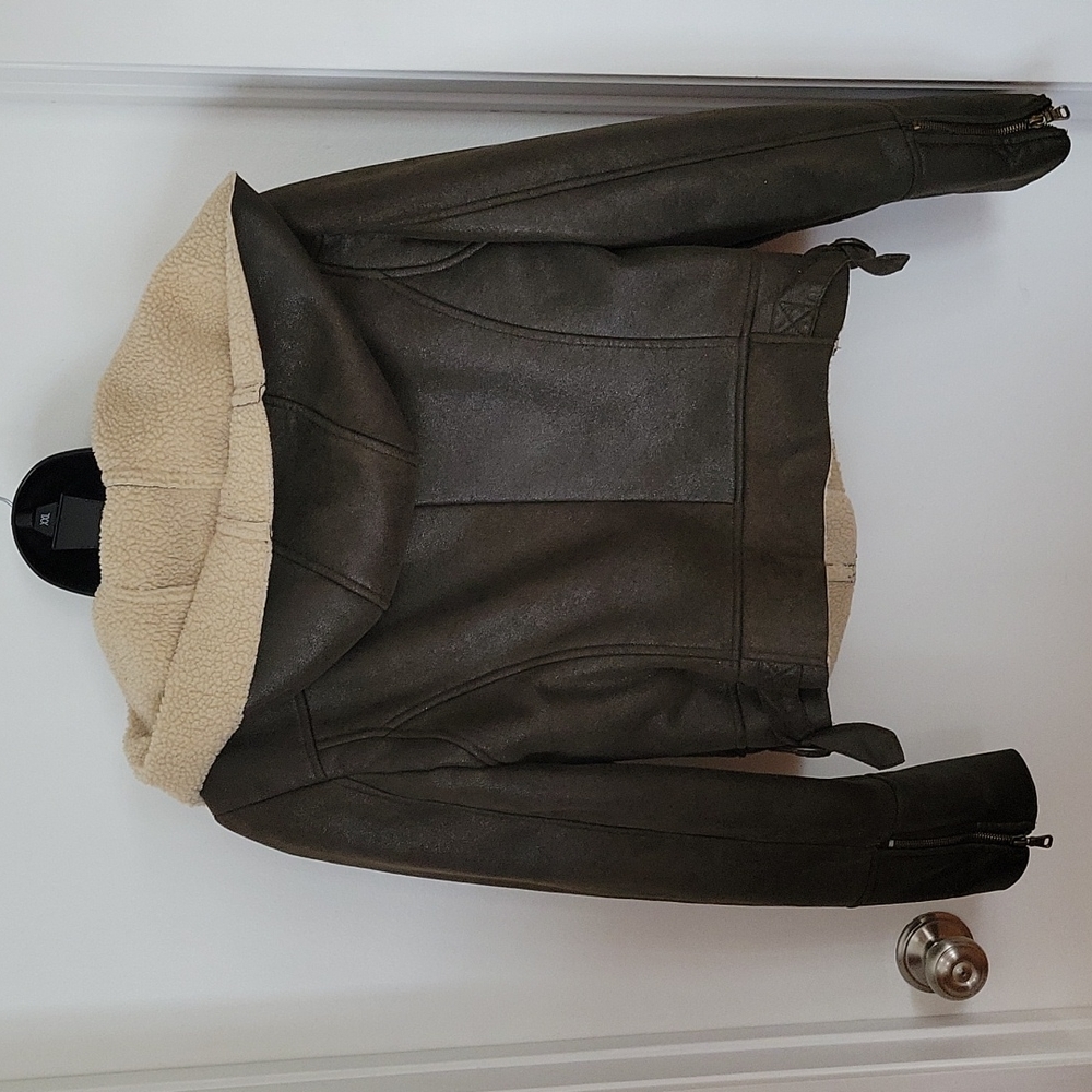 ADORABLE. GUESS SHORT SIDE ZIP COAT - Picture 3 of 12